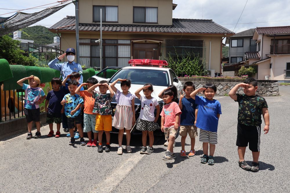 給食後、駐車場にパトカーが♡

「えっ？パトカー来たよ！！」
「なんで？！なんでパトカー来たん？？」

驚きと喜びが止まらない子どもたち！

・ ・ ・ 実は
園に掲示していた
夏の交通安全運動、交通安全キャンペーンの一環として
子どもたちが喜ぶと思い
パトカーで来てくださりました♡
