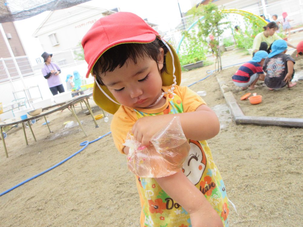 「つめたい！」
遊びの中で水の冷たさに気付き
思わず腕や頬に当てる姿もありました

