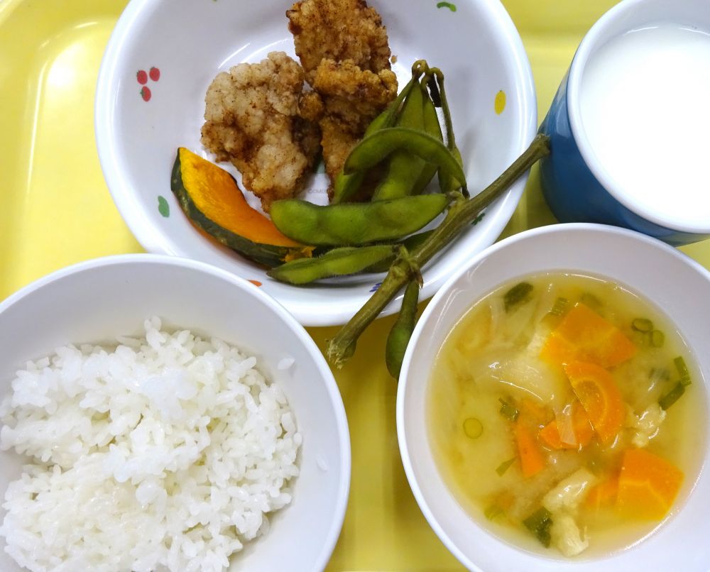 ご飯

塩からあげ

焼きかぼちゃ

枝豆　（以上児）
ブロッコリー　（未満児）

じゃがいものみそ汁

牛乳