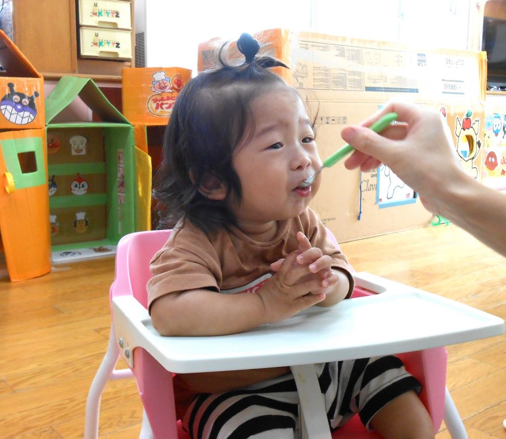 少しずつ食べる練習中のウサギ組さん。

月齢の大きい子は離乳食から幼児食へ移行しています。

やわらかく煮た野菜をもぐもぐ…

おいしかったかな？

