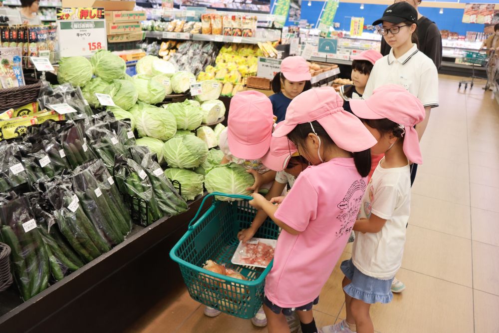 無事メークインを選び、玉ねぎやお肉などもカゴに入れ、みんなの朝食用のキャベツを１玉・・・
これがなかなか重たくてたいへんです