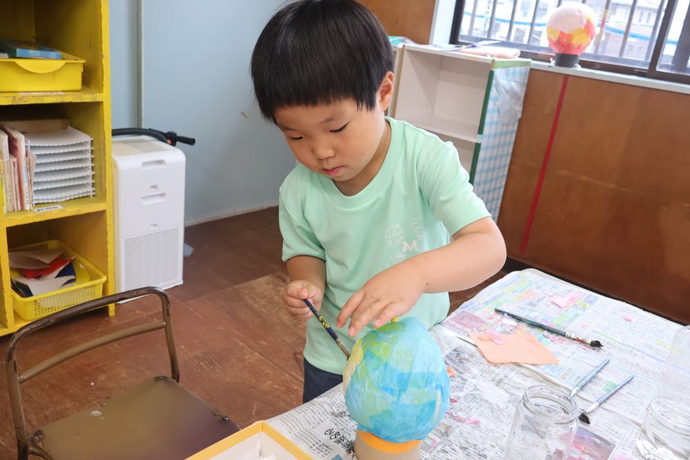 季節はすっかり夏 ！ ！
お泊り保育にむけて
活動を開始し始めたキリン組さん

今年は風鈴作りに決定♡

風船を膨らませ 洗濯のりをつけ
好きな色の花紙を貼り貼り ・ ・ ・ 
