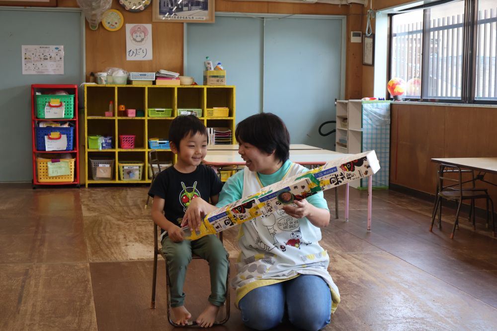 完成したおもちゃをみんなで発表会☆彡
「大きい船を作った！」
とEくん
みんなの前での発表はちょっぴりドキドキ！
プールで遊ぶ日が楽しみです!(^^)!
