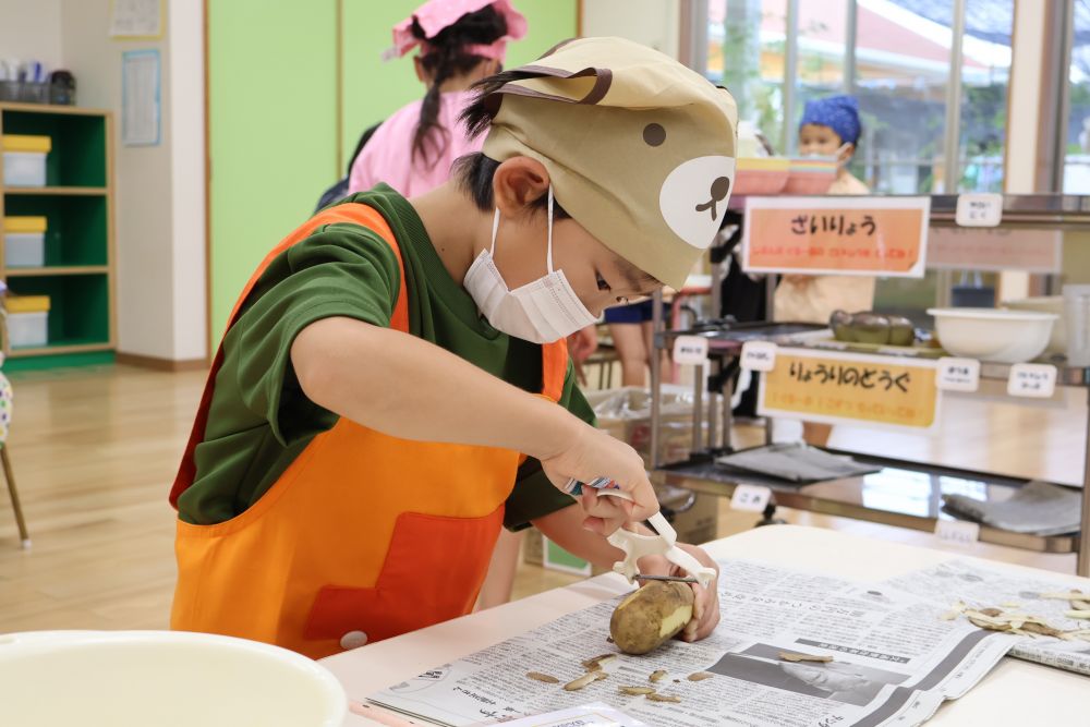 集中して・・ ジャガイモの皮をむく
ピーラーを使えば使うほど・・ 上手になっているように思います