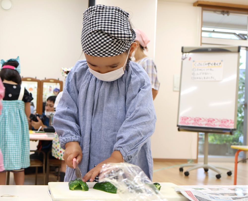 手を切らないように・・ 慎重に ピーマンを切る
レシピを横目で見ながら・・ 大きさの確認!