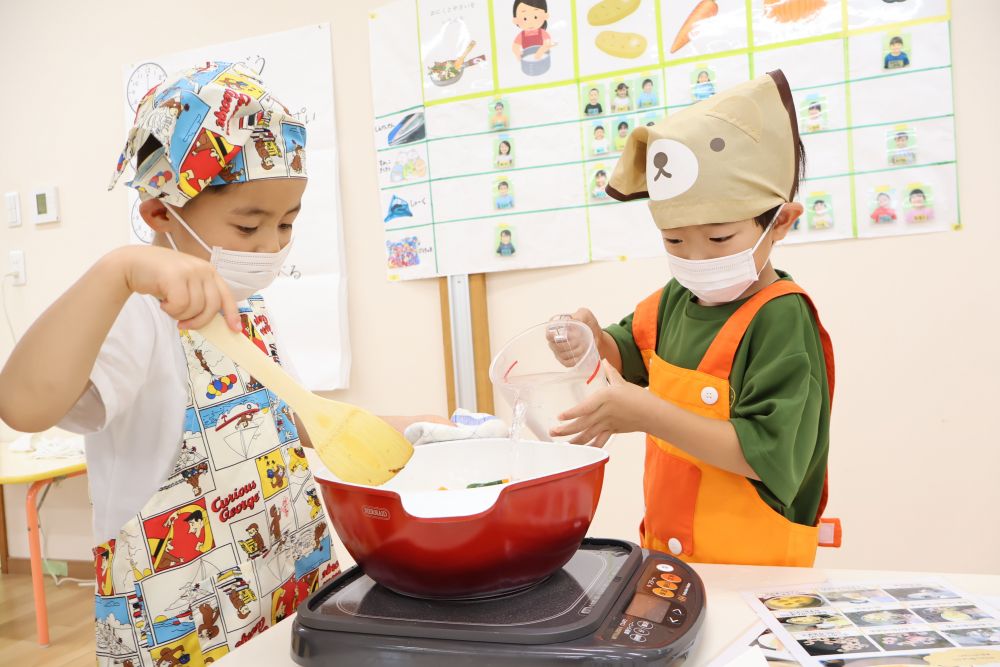 炒める人・・ 水を入れる人・・
係り分担も素敵です♡