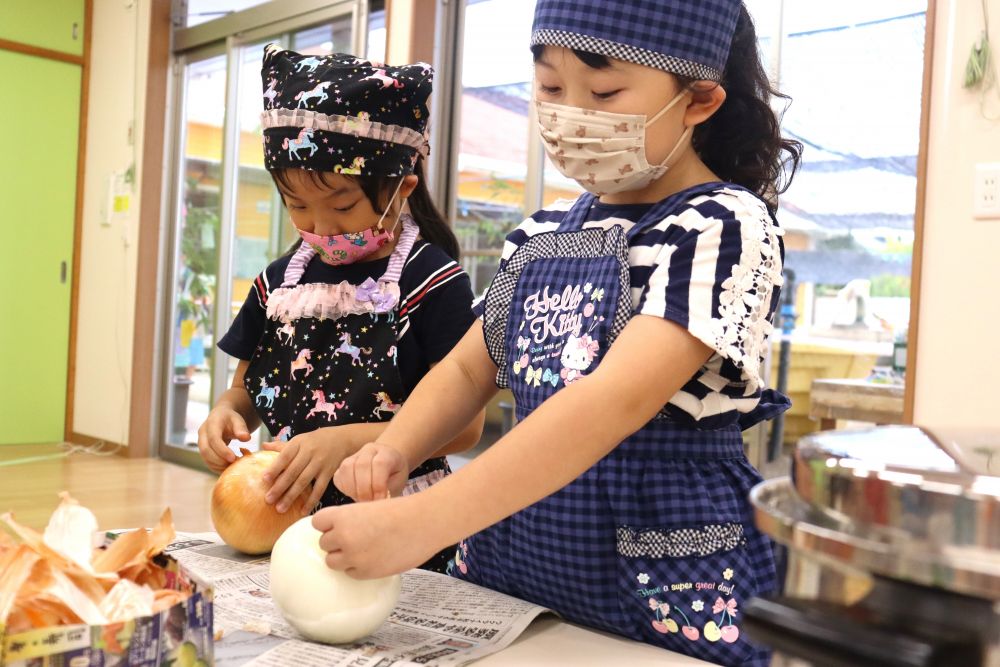 玉ねぎの皮を剥いてくず入れに入れていきます
小さなことですが、一つひとつを丁寧に進めていくことで料理の効率も上がっていきます