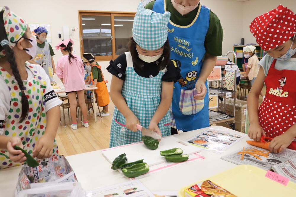 ピーマンは苦手な子どもが多いイメージですが、友達と話し合い、美味しいカレーを作るため選びました
手を切らないように気をつけてね