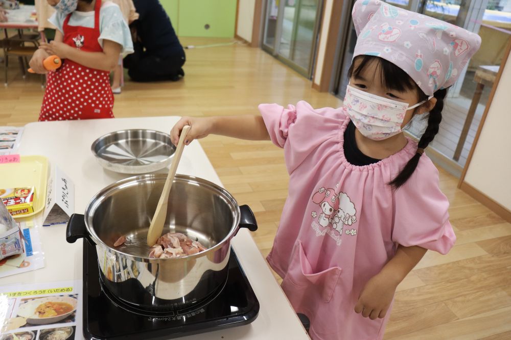 友達が野菜を切ってくれている間に、お米を研ぎお肉を炒めてくれています
だんだんいい匂いがしてきました
「なんだか焼鳥屋さんみたい(笑)」