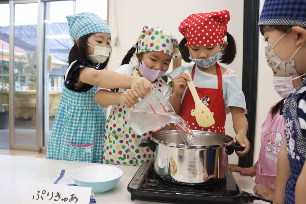 玉ねぎが大きくボリューム満点のカレーになりそうです
お肉と野菜を炒めたら、水を入れていきます
完成までもう少しだね♡
