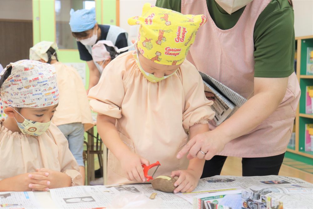 ジャガイモがコロコロして皮を剥きにくいですが、しっかりと左手で押さえて丁寧に皮を剥いでいきます
側にいる大人がついつい手を出してしまいそうになりますが、グッと我慢・・・
