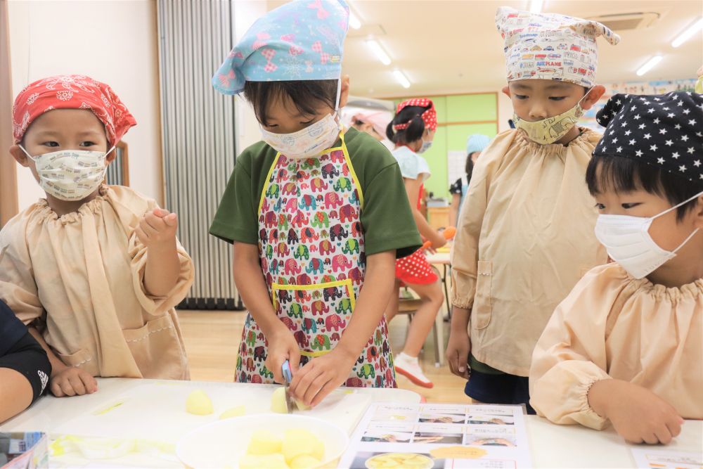 皮を剥いで包丁で切るまでが1人ひとりの役割です
友達に見守られながら良い感じの大きさに切っていますね