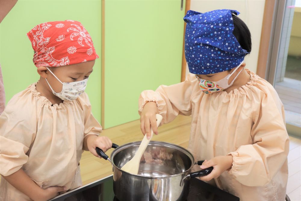 お米を研ぎ終わったT君、お肉を炒めていきますが
それを見てK君が鍋が動かないように取ってを持ってサポートします
お泊り保育、毎年のように感激します