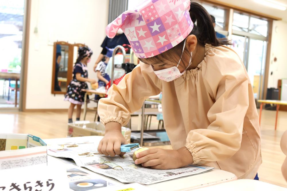 ちょっと 小ぶりのジャガイモ
手をむかないように・・ 慎重に・・
見守る側も・・ 慎重に・・