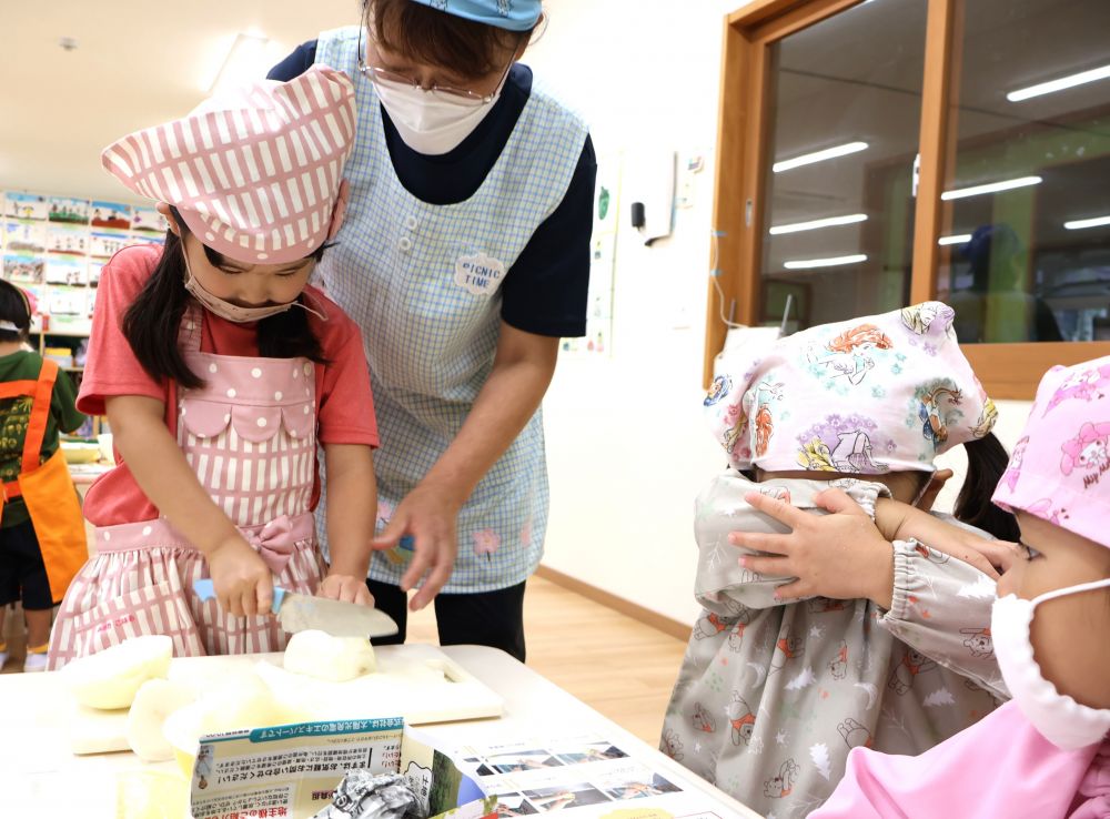 Kちゃんが玉ねぎを切っていると・・
「目が痛ーーい」 とIちゃん
「大丈夫?」 とKちゃん
このあと 2人は見つめ合って笑い合う♡