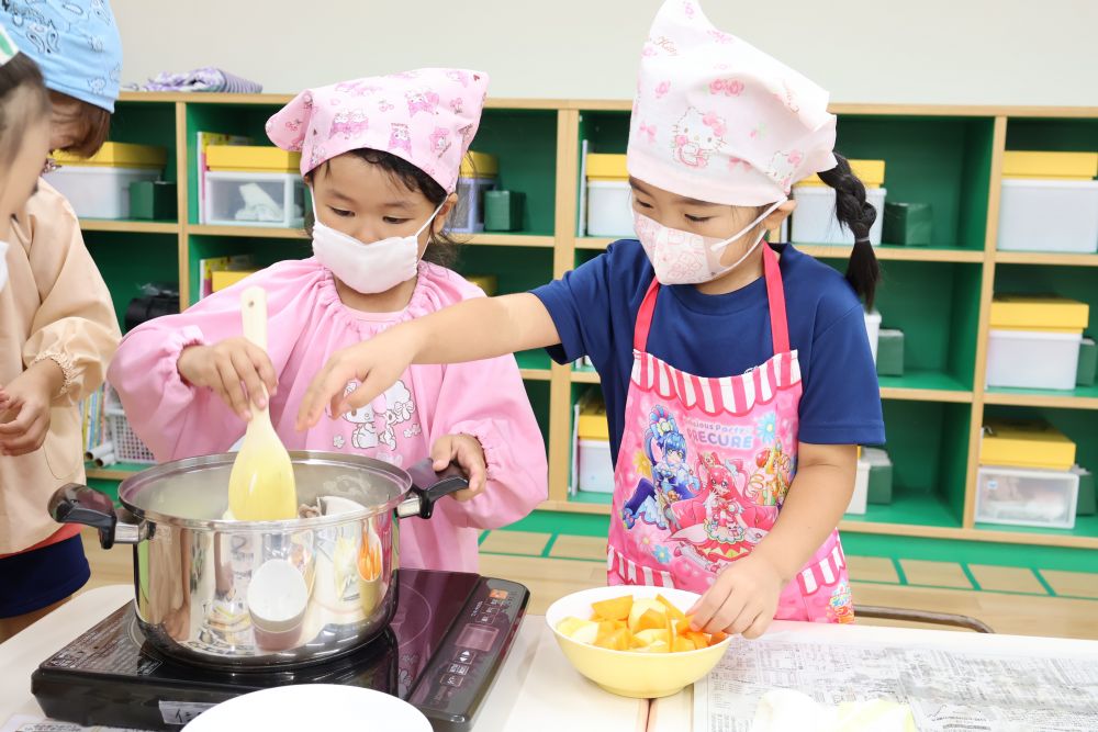 切った具を 1つ1つ入れる・・
大人だったら・・ バサッと入れるけど 子どもたちは1つ1つ・・
それだけ “切ること”に一生懸命だったってことかな・・