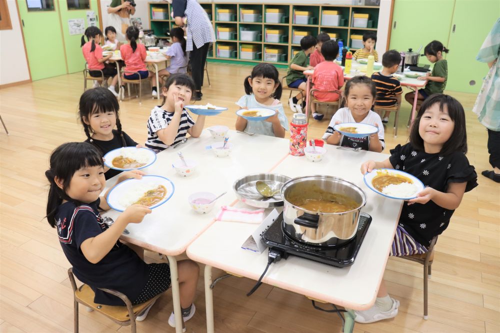 プリキュアチーム
玉ねぎたっぷりのチキンカレーの出来上がり
いただきまぁ~す!