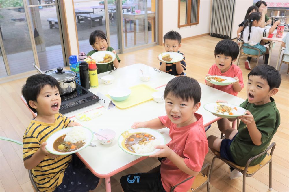 ジャガイモ、ピーマン、ニンジンが入っている「とろけるカレー」
シャークチームだけカレールーが「とろけるカレー」です
ちなみに他3チームは「バーモンドカレー」です
同じカレーですが、それぞれ味が違うところがオモシロイ!