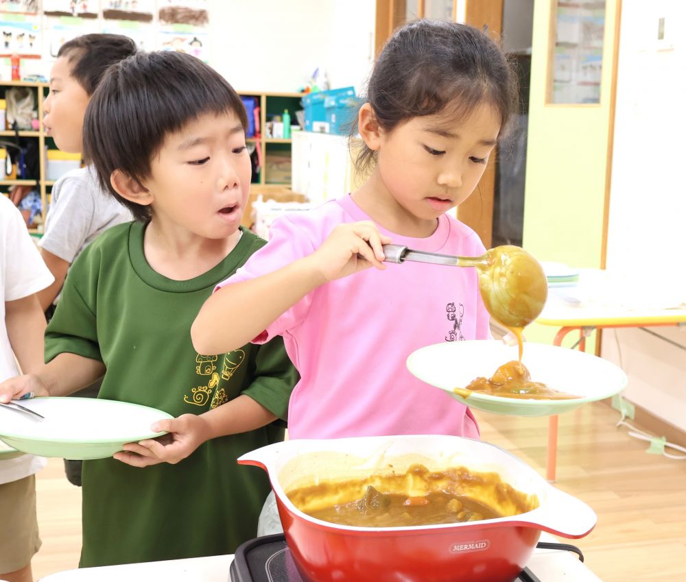 盛り付けは自分で♡
自分が食べたい量を自分でつぎます
後ろのT君、順番が待ち遠しいです