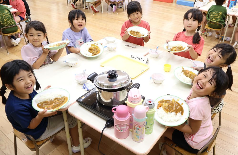 すみっこキラキラチーム
ニンジン、玉ねぎ、ジャガイモ
王道のスタンダートカレー!
美味しさ間違いなしです