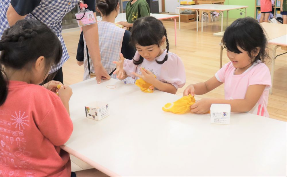 晩御飯のカレーを食べ、後片付けも一段落すると、玉ねぎ染めもそろそろ頃合い
取り出してみると見事に爽やかな黄色に染まっています
1つ1つビー玉を外してみます