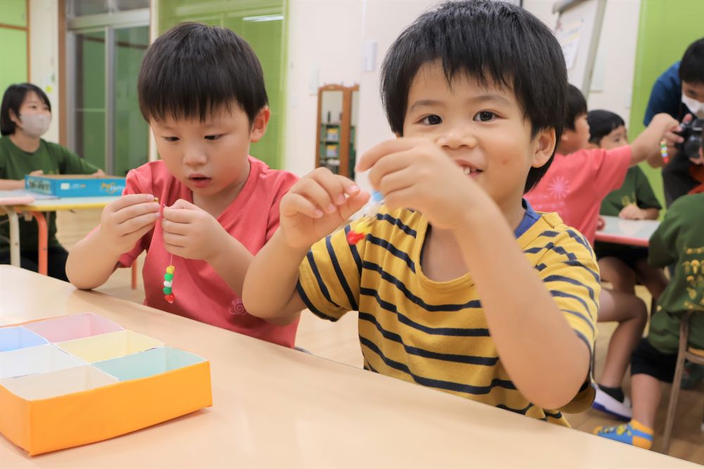 お泊り保育1日目もいよいよクライマックス??
順番にシャワーをする待ち時間にこれまたカワイイ、ビーズを使ったストラップ作り♪
このストラップのビーズは、キリン組Mちゃんのおばあちゃんからいただきました
ありがとうございます。
今年の男子は野球好きが多く、カープの赤色が大人気です