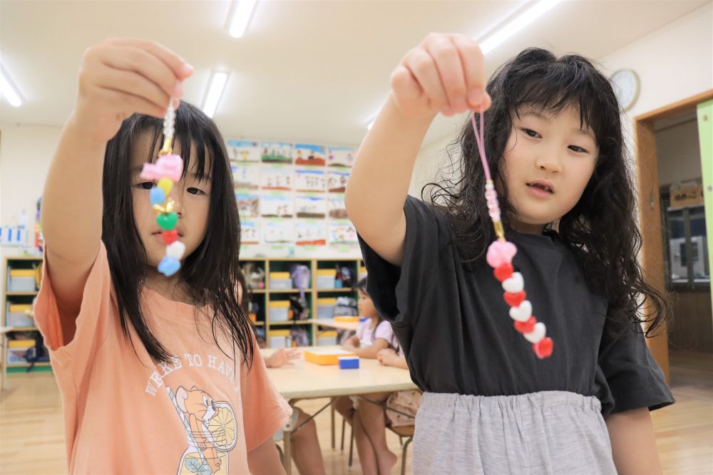キラキラカワイイ、ストラップ完成☆
「早くお家の人に見せたいな」
そんな話をしながら袋詰めをしました