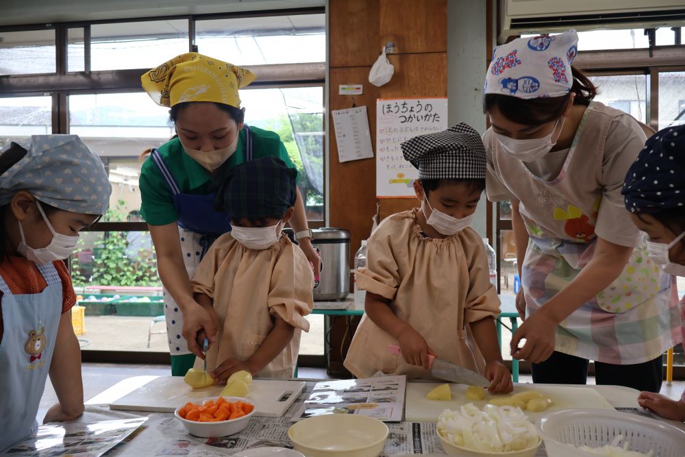 包丁を使うときは
“ねこの手”を意識して！

我が子関係なく
さりげなく見守って下さり
今日はキリン組みんなのお母さん♡

