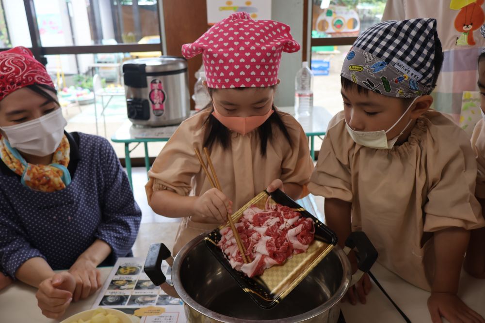 お肉突入〜♪
「油あついから気を付けてよ！」
慎重に入れるMちゃんですが
パックや箸を持つ手つきには
安定感がり、抜群に上手です♡
