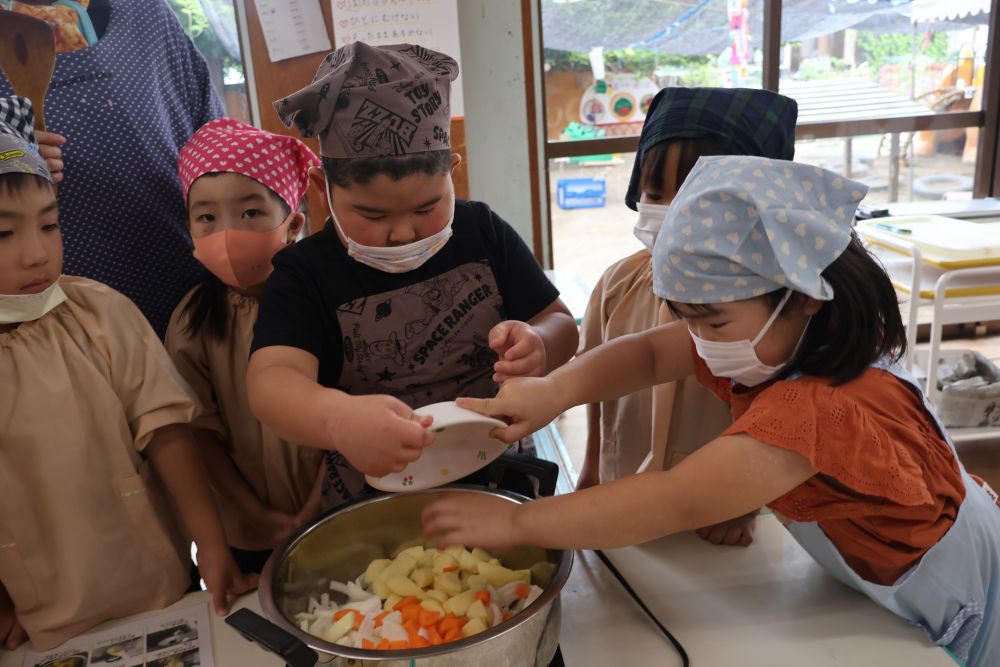 
切った野菜を鍋に投入
お皿に残らないように
最後まで丁寧に入れるKちゃん

自分たちで切った大事な野菜だもんね♡
