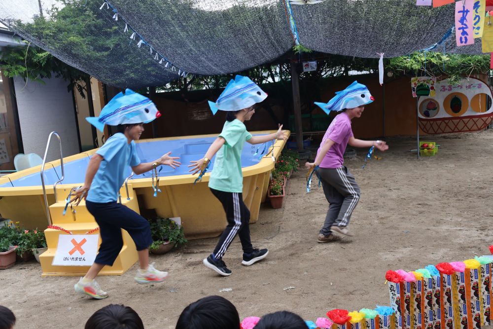 すると突然
かわいい魚が３匹現れた ！ ！

魚たちによる
楽しいダンスの始まりです♡