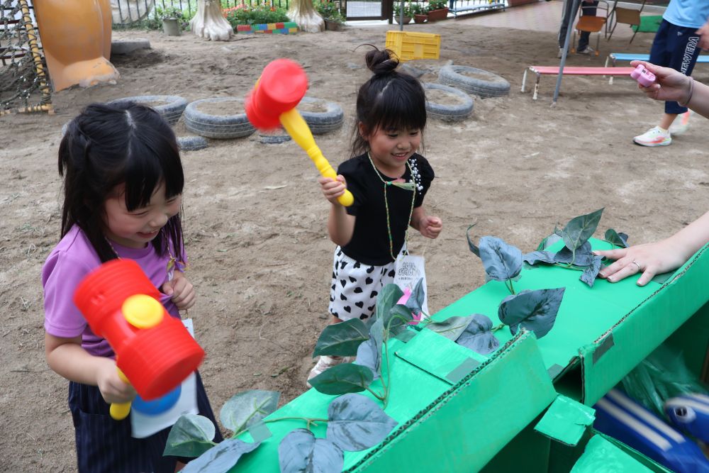 休憩も終わり
再びおまつりスタート ！

ひょっこり現れるトカゲ
２人同時にトカゲと対戦
ワクワクしながら
トカゲが出てくるのを待っています♡
