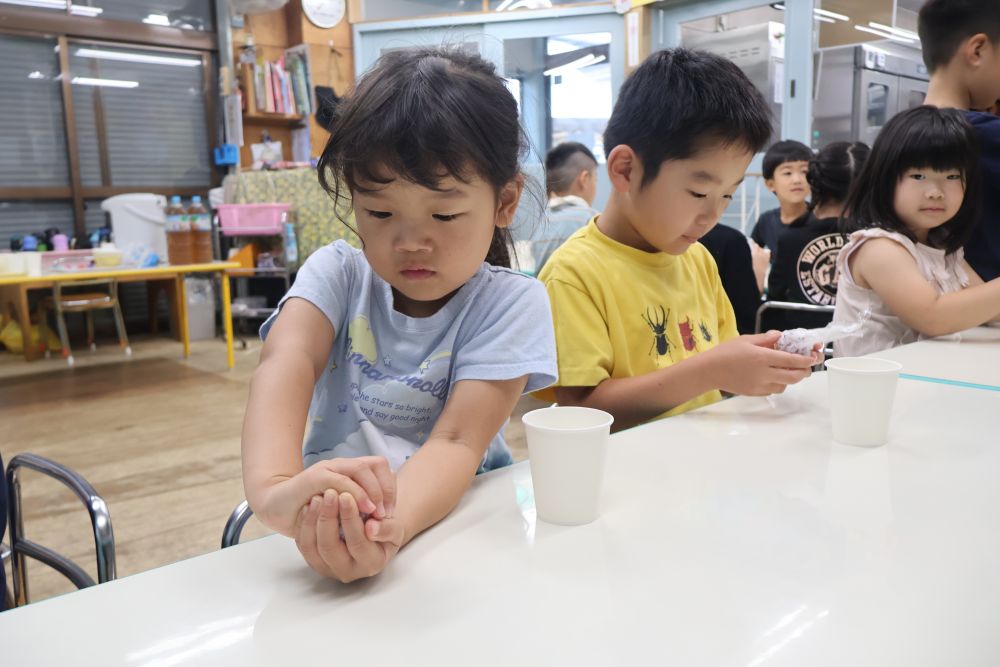 
朝ごはんは
おにぎりとみそ汁🍙

自分で思い思いの形に握ります

みなさんご一緒に
　“いただきまーす♡”
