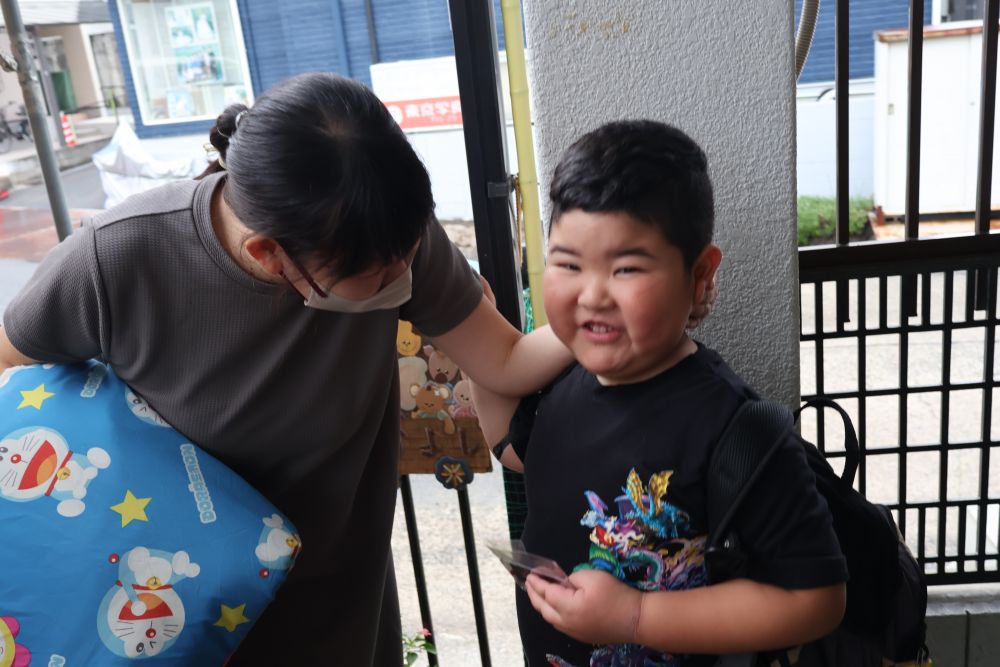 
さあ、待っていました
お迎えの時間 ！ ！ 

「おうちの人いつ来るかな～」
とソワソワ ・ ・ ・ 

おうちの人が見えると
安心した表情の子どもたち

それよりももっと
安心した表情のおうちの方たち

きっと子どもたち以上に
おうちの人の方が
ドキドキしたことでしょう ・ ・ ・

「ママはさみしかったよ」

一晩離れただけですが
子どもたちの姿は
たくましく大きく感じたと思います

　　“楽しかったー♡”
の声が聞けて大満足♡

今日の夜は
いっぱいぎゅーってして寝てね♡
