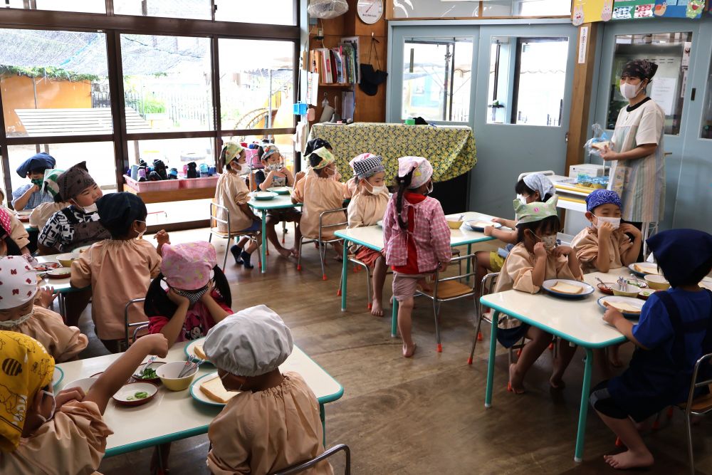 
お泊り保育が終わり
ホッと一息 ・ ・ ・つく間もなく
今日はクッキング ！ ！ 

「早く作りたいなー♡」
と楽しみに準備万端で部屋に向かい
机の上の材料を見てフリーズ ・ ・ ・

「えっ ・ ・ ・トマト ・ ・ ・ピーマン ・ ・ ・」

苦手な野菜に少し表情がこわばる

「この野菜を使ってね、お絵描きみたいに出来るんだよ♡」
と岸川先生の一声に
キリン組さんの目が　キラーン✨（笑）

