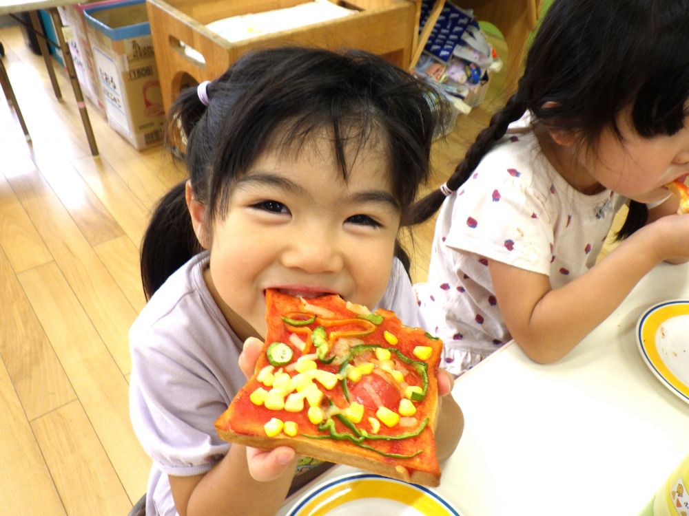 焼きたてをすぐにいただきます♡

「なんか、食べるのもったいないね」と言いながらも、大きいお口でぱくっ！
「あったか～い♡」
「おいしいね！」と、友達と感想を伝え合います。

また一つ、楽しい夏の思い出が増えました♡
簡単にできるので、ご家庭でもぜひ作ってみてください♪