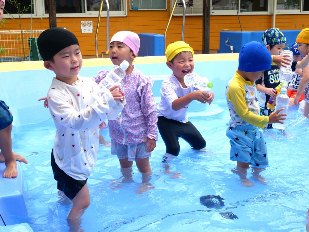 プールのおもちゃを使って遊ぶことで
自分の考えた自由な表現を楽しんでいます
『バキュンバキュン!!』
『エイッ!!』
水鉄砲で思いっきり水をかけたり・・・
かけられたり・・・