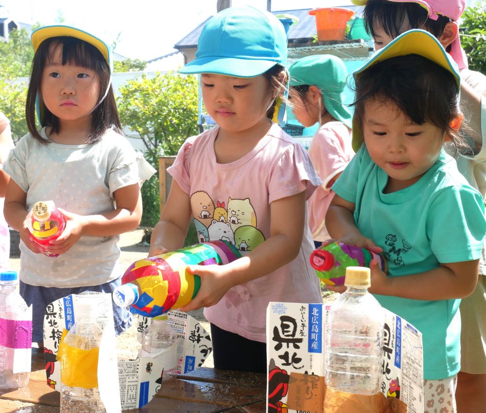 プールで遊んだ水鉄砲が楽しかったようで・・・
園庭でもキリン組さんの水鉄砲で遊ばせてもらいました
的を倒したい一心で・・・真剣な表情♡