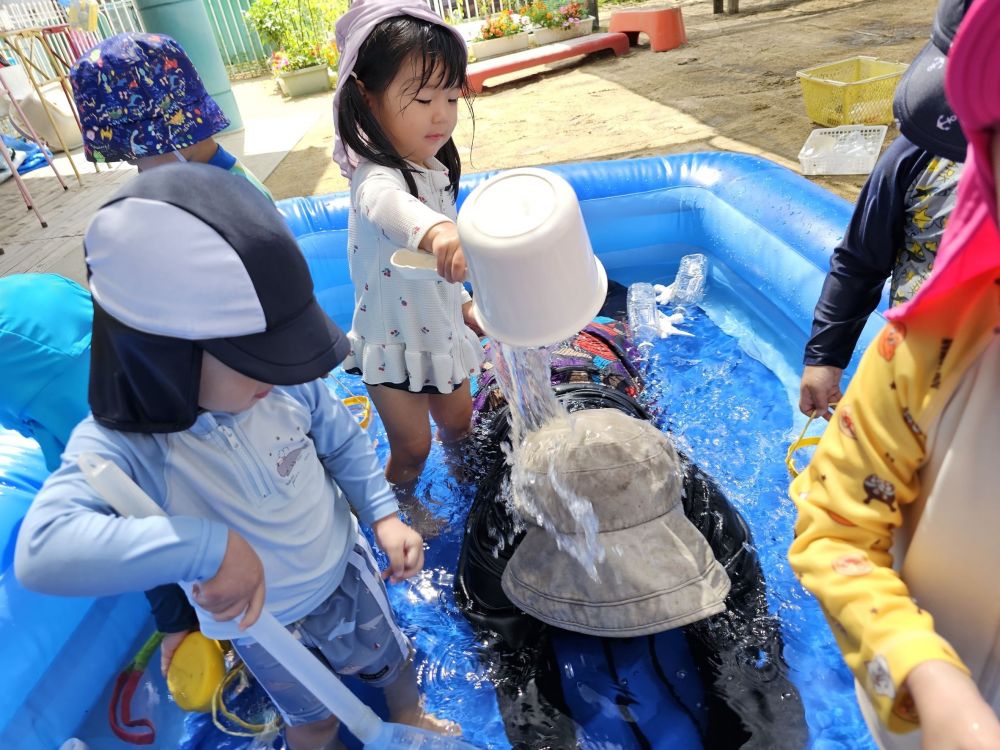 最後は、
ワニになりきって泳いでいる先生に・・・

思い切り・・・

バッシャ－－ーーン！！！！！

今日は思う存分かけてやったぞ☆ししし