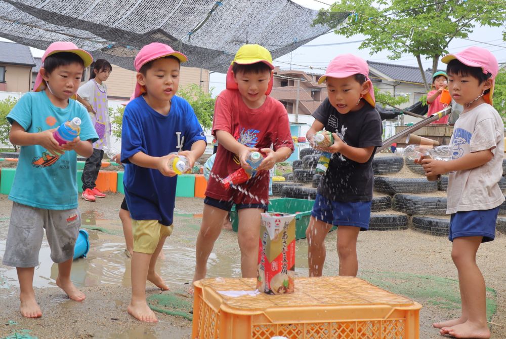 暑くなってきたら、楽しい水遊び！
水でっぽうは、欠かせません♪

水でっぽうグループは、ペットボトルやお菓子の箱など、いろいろな廃材を使って水でっぽうと的を作りました
ー　濡れるけど大丈夫？　こわれちゃうよ…　ーと、大人は思います

作った物が使えるか、遊んでみたら…
あれ？？こわれた…
「何でだろう」　振り返りでみんなに相談してみたら、
「紙は濡れたらぐちゃぐちゃになるよ」「濡れてもこわれない物で作ったら？」
と、ヒントをくれました！

濡れてもこわれそうにない物…
みんなで話し合って、水でっぽうはペットボトル、的は牛乳パックで作り直しました

