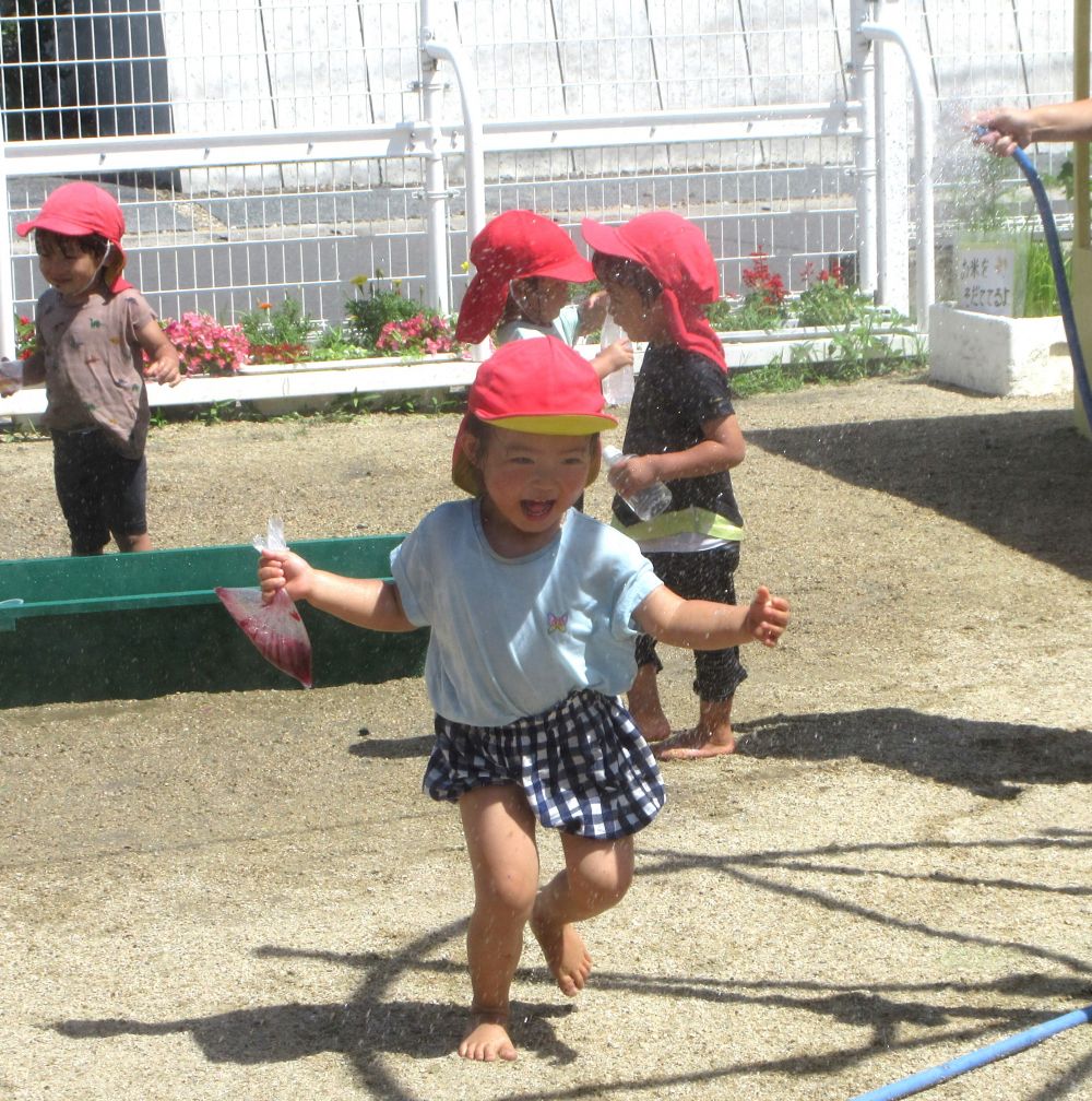 水が苦手だったＫちゃん
自分からホースのトンネルに飛び込んでいきます
すっかり水にも慣れニッコニコの笑顔を見せてくれます♡
