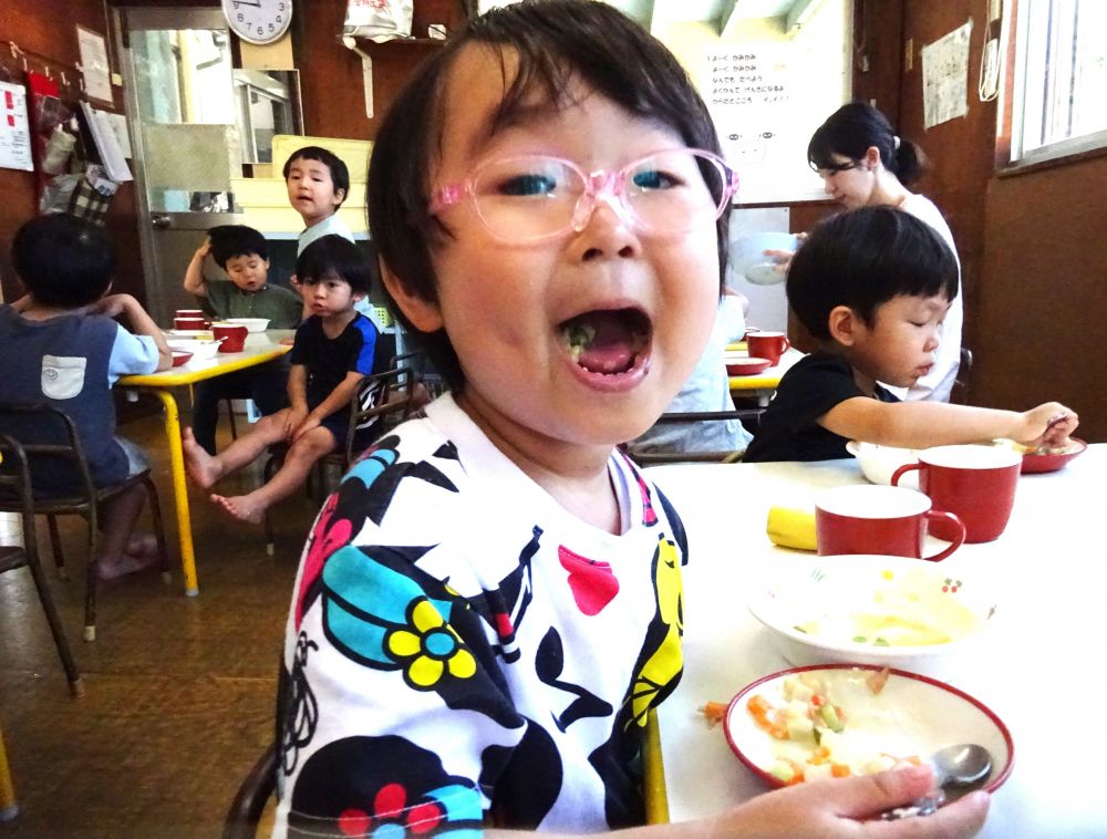 続いてリスさんのお部屋へ・・・

「きしかわせんせーみてみてーーーー！！」
みんなが一斉に食べる姿を見せてくれました♡
大きなお口でパクリッ

