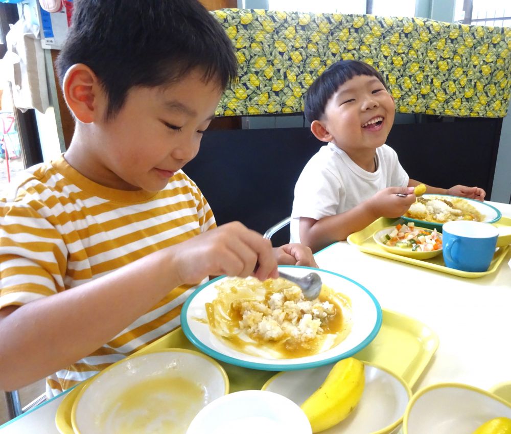 今日は大好きなカレー、なんだかいつもより楽しそう♡
みんなの笑顔をたくさん見ることが出来ました♡副菜のチョップ・ド・サラダ・・・いつもはきゅうりに苦戦する子もいますが今日はなんと完食☆笑

毎日好きな給食ばかりではありませんが、給食を楽しみに待ち、美味しく食べてる姿を見ると給食先生もほっこり笑顔に♡
これからも楽しい給食時間を過ごして欲しいですね。
