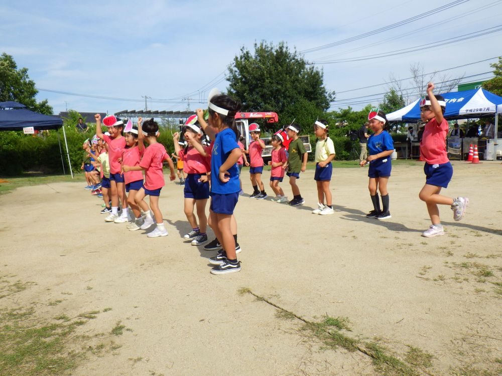 今年も東新涯の夏祭りに参加させていただきました！



ゆめはうすは”ミックスジュース”の歌と
”ポポポポポーズ”の踊りを披露！

”ミックスジュース”の振り付けや手拍子は
歌う中で自分たちで作り、どんどん増えていきました♡