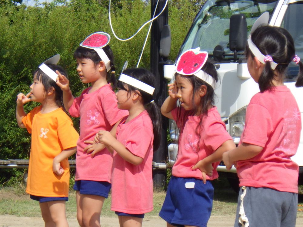 ”ポポポポポーズ”はキリン組さんがハマっている踊りです！
好きなポーズをするところ
子どもたち１番のお気に入り「ウィ～～～！」のところ

しっかり見ていただけましたか？

保護者の方やお客さんの前で緊張もありましたが、
元気よく笑顔で披露することが出来ました！
温かく見守っていただき、ありがとうございました！