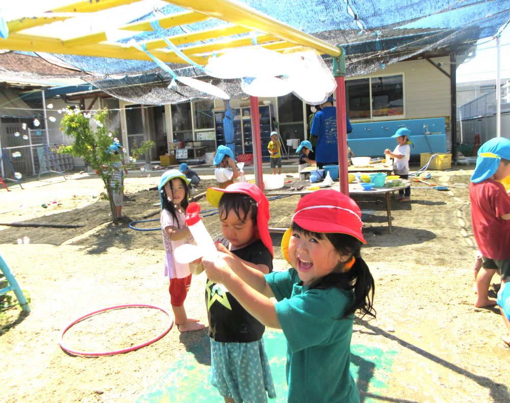 水を容器に入れる事に苦戦していたSちゃん
やっと入った少しの水でお化けにむかってプッシュ！
｢ヤッタ～当たったよ！ヤッタヤッタ！｣

自分でがんばった分嬉しさは何倍にもなります♡
