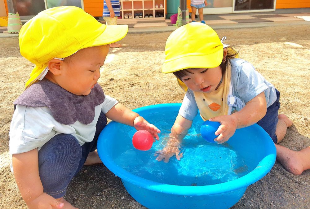 水の冷たさ、動き、水に浮かぶ不思議・・・
水で遊ぶなかで、色々な発見が！！！
それぞれのペースで、少しずつ水に慣れて楽しむ姿も増えてきました♪



ボールを手にもって水の中に沈める・・・

"プカッ！！"

手を離すと、ボールが勢いよく浮かんで来てビックリのA君
何度やってみても、浮かんでくることに気付く！
Yくんも、一緒にやってみて面白さを共有♡

