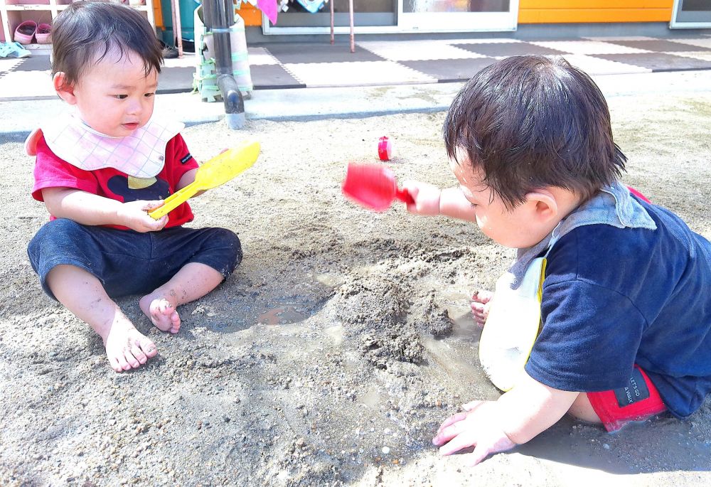 水たまりでできた泥を使って遊ぶ！
手や、スコップで泥を触ってみるN君とS君

”ペタペタして気持ちいい！”

ペタペタする感触や、音が癖になる2人♡
友達が遊ぶ様子を見たり、まねっこしたりしながら一緒に泥で遊びました