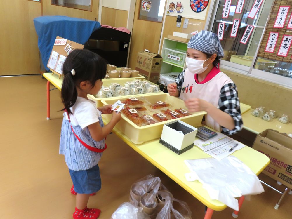 「フライドポテトください♪」
　お買い物、上手にできたね🍟