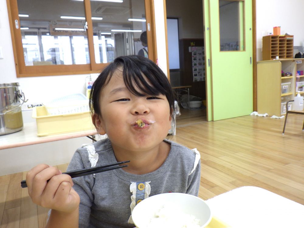 今日の給食でも、から揚げにして登場！
でも実は、登場するたびに、「食べる！」と言ってくれる子が減っていて・・・
「今日はゴーヤ食べないの～？」と聞くと
「だって苦いってわかったもん」
「にがてな味だった・・」と教えてくれた子もいました。
最初は、よく知らなかったゴーヤ。食べたことがなく、珍しかったゴーヤ。でも食べてみると思ってた味と違ったゴーヤ・・・。
でも、自分たちで育てて、収穫し、食べたからこそ知ることができました。
新しい体験から新しい発見・知識へとつながります♪

もちろん、今年初めてゴーヤを食べて、好きなってくれた子もいます♡
初めての食体験を通して、食べれるものが増えていく姿を見ると嬉しくなります。